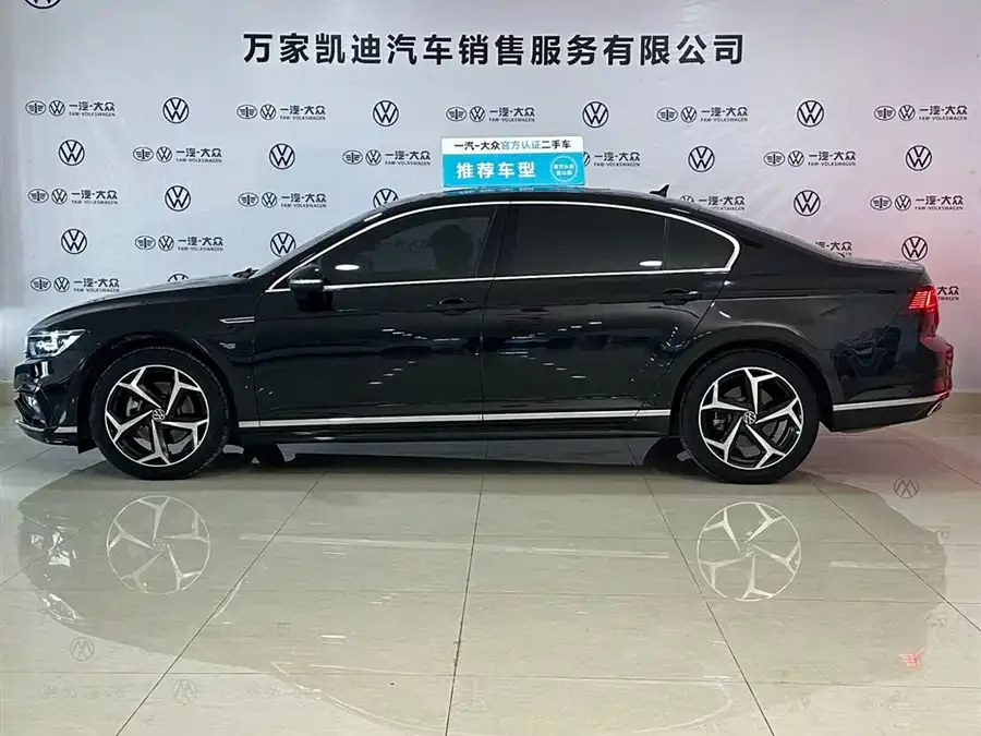 Volkswagen Magotan Magotan 2023 2 million commemorative edition 330TSI DSG leading model 2023 — миниатюра 3
