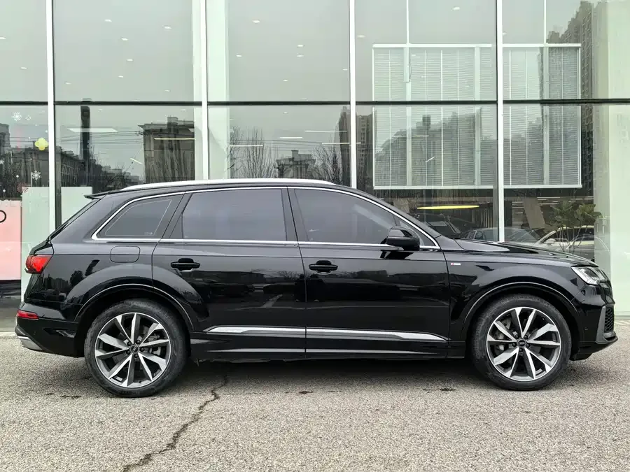 Audi Q7 2022 55 TFSI quattro S line sports model 2022 — миниатюра 4
