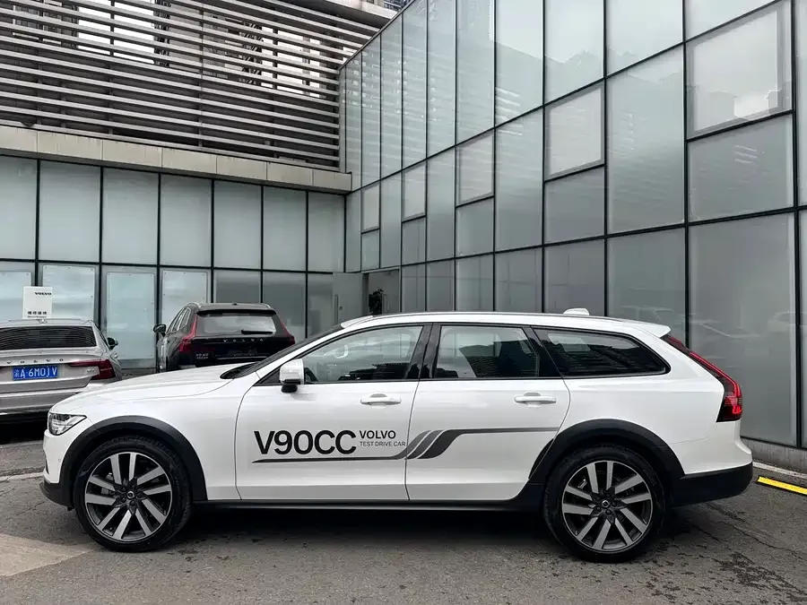 Volvo V90 2025 Cross Country B5 AWD Premium Edition 2025 — миниатюра 2