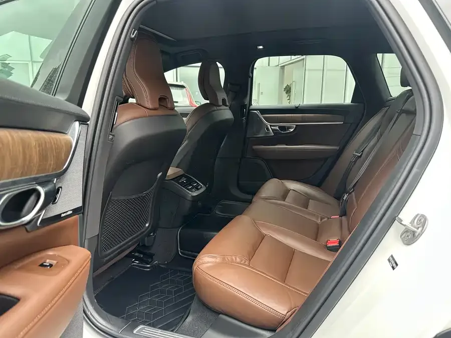 Volvo V90 2025 Cross Country B5 AWD Premium Edition 2025 — миниатюра 3