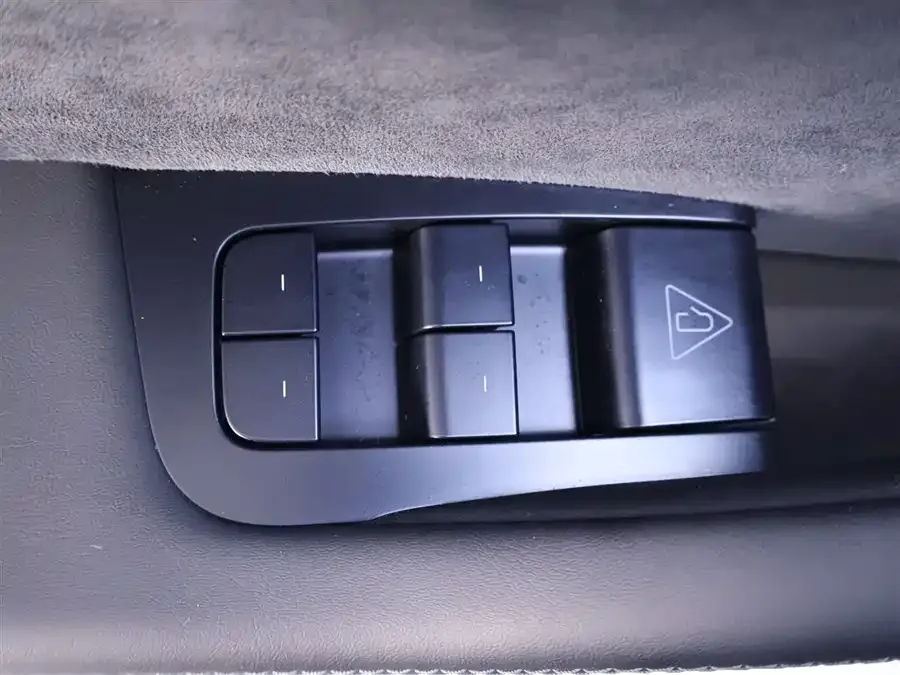 Tesla Model YL Model YL 2025 long-range all-wheel drive version 2025 — миниатюра 5