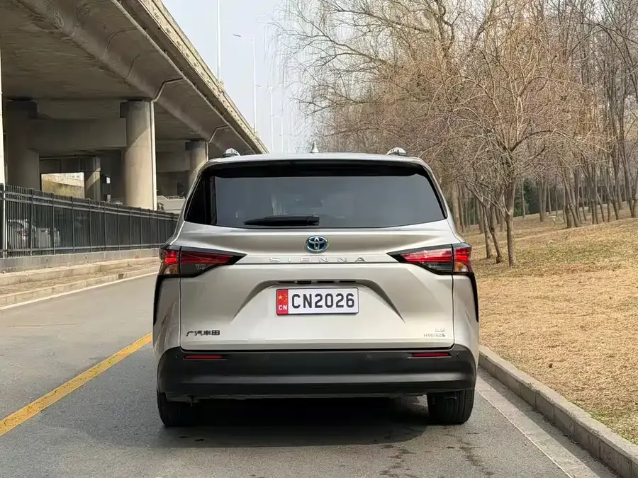 Toyota Sienna SIENNA 2021 2.5L Hybrid Comfort Edition 2023 — миниатюра 2