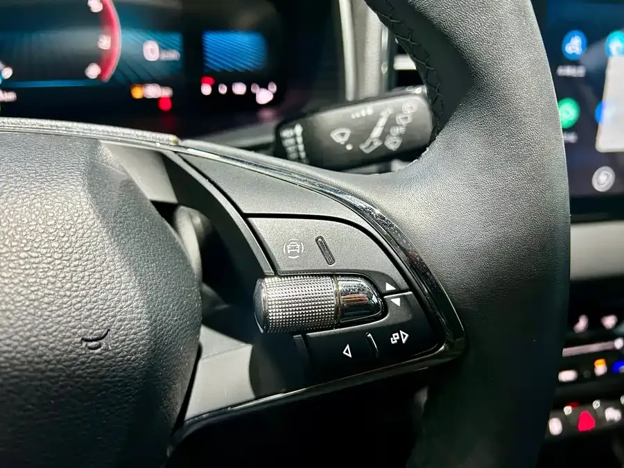 Skoda Karoq Korok 2024 TSI280 Exclusive Edition 2024 — миниатюра 4