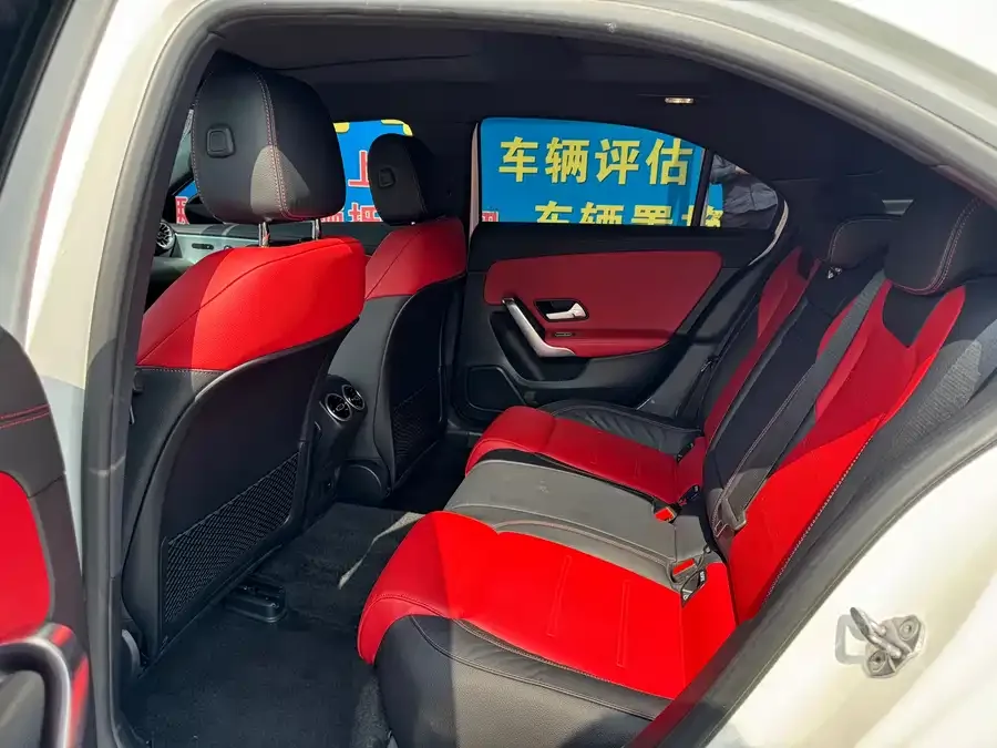 Mercedes-Benz A-Class AMG Mercedes-Benz A-Class AMG 2023 AMG A 35 L 4MATIC 2023 — миниатюра 3