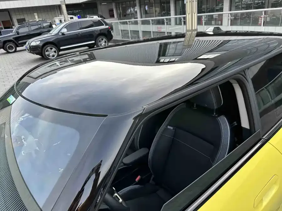 MINI electric COOPER Electric MINI COOPER 2024 456km COOPER E Classic 2024 — миниатюра 4