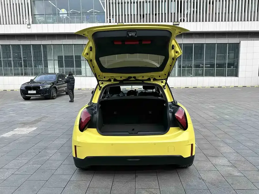 MINI electric COOPER Electric MINI COOPER 2024 456km COOPER E Classic 2024 — миниатюра 5