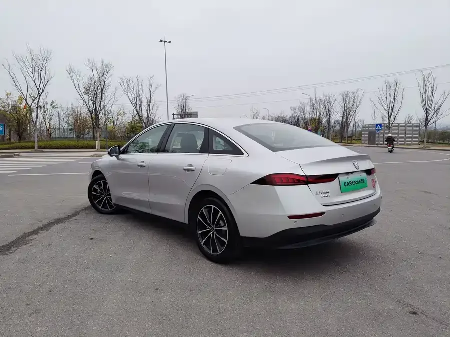 Roewe D7 Roewe D7 2025 DMH 125km World Champion Excellence Edition 2025 — миниатюра 5