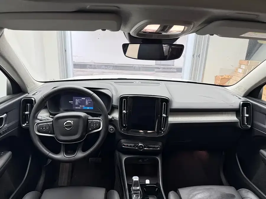 Volvo XC40 2025 B4 4WD Zhiyuan Luxury Edition 2025 — миниатюра 3