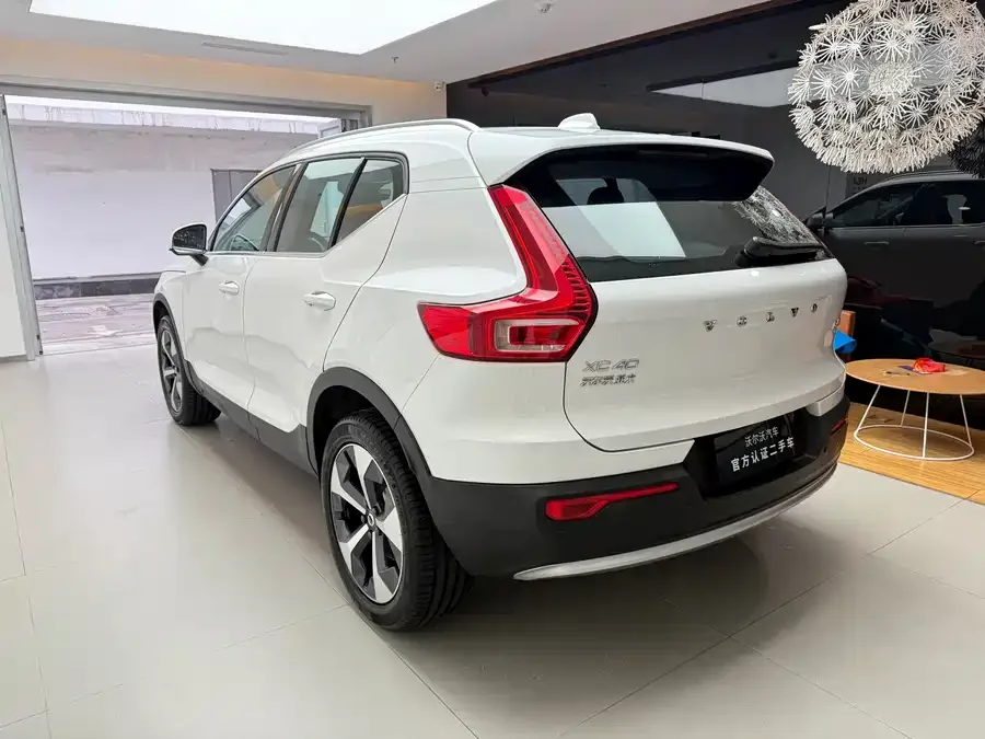 Volvo XC40 2025 B4 4WD Zhiyuan Luxury Edition 2025 — миниатюра 4
