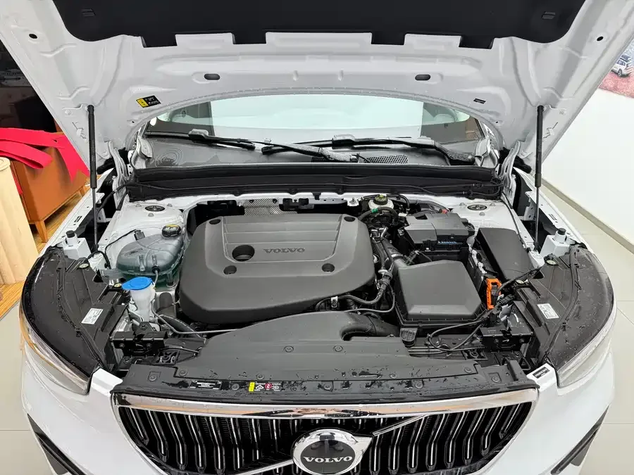 Volvo XC40 2025 B4 4WD Zhiyuan Luxury Edition 2025 — миниатюра 5