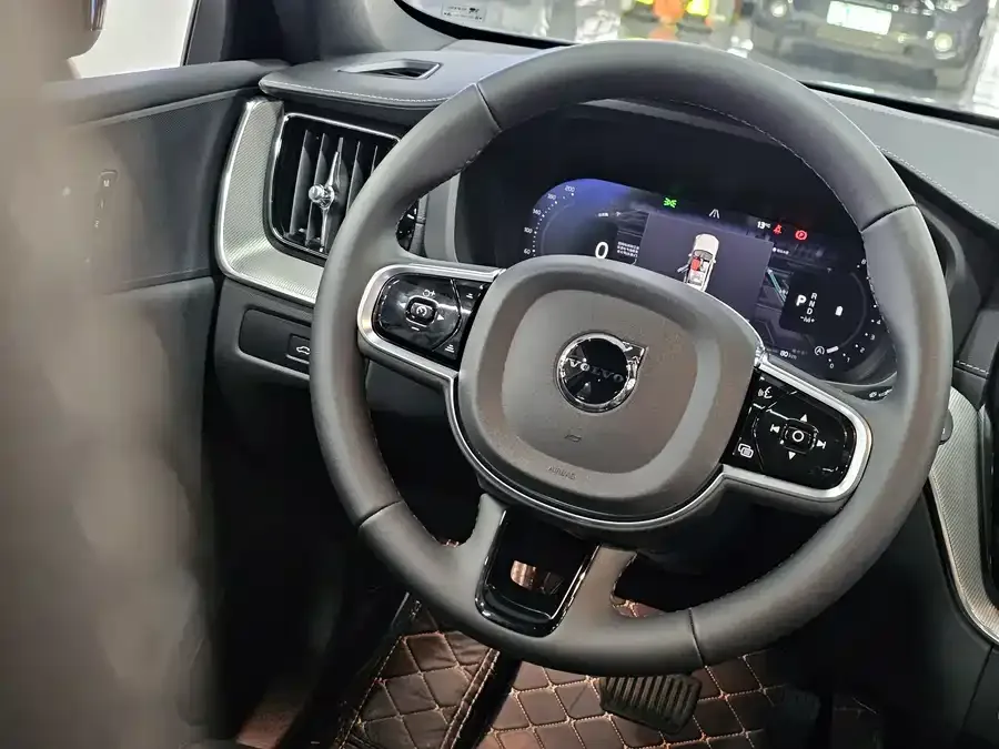 Volvo XC60 2025 B5 4WD Zhiyuan Polar Night Black Edition 2026 — миниатюра 3