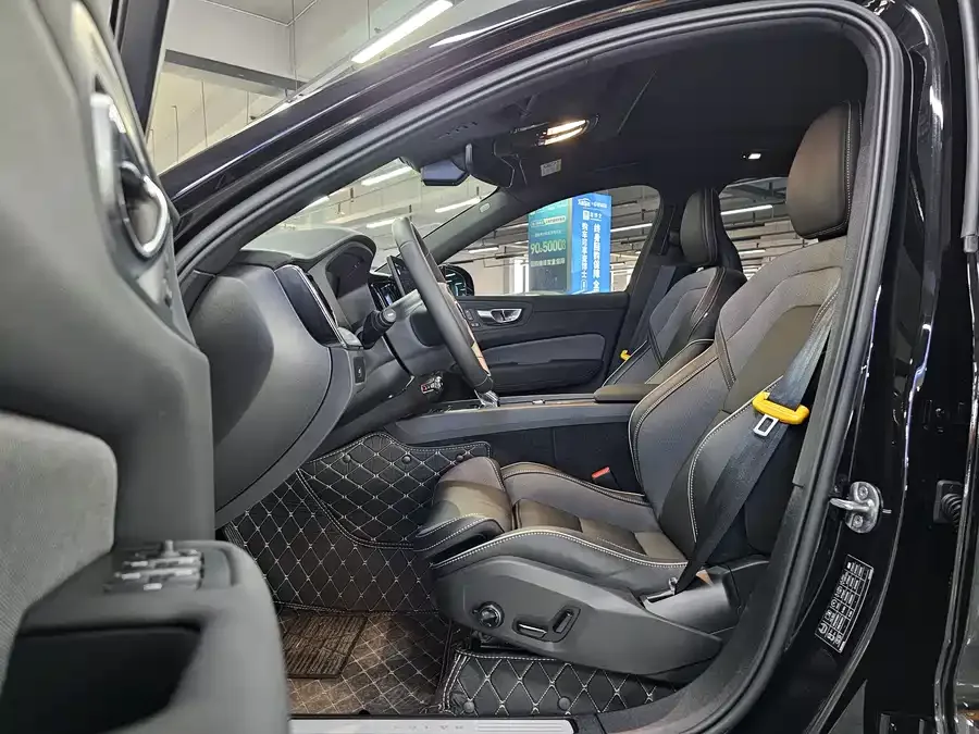 Volvo XC60 2025 B5 4WD Zhiyuan Polar Night Black Edition 2026 — миниатюра 5
