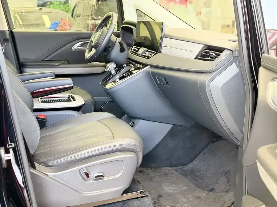 Hongqi HQ9 PHEV Hongqi HQ9 PHEV 2024 2.0T 4WD Business Edition 2024 — миниатюра 2