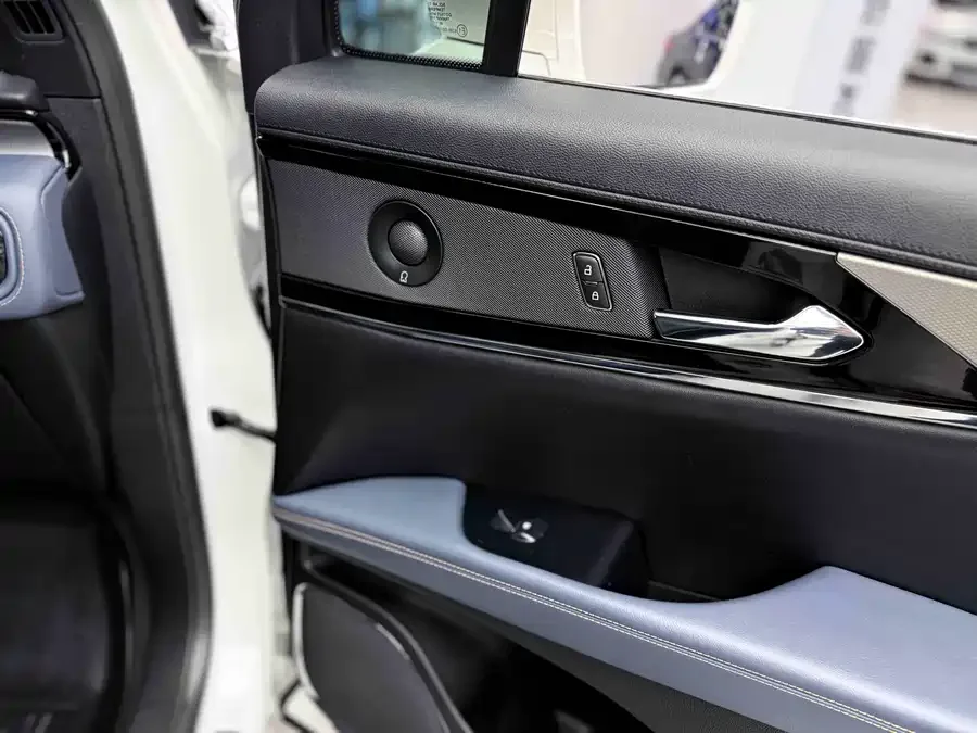 Lincoln Navigator Navigator 2021 2.0T 4WD Elegant Edition 2022 — миниатюра 4