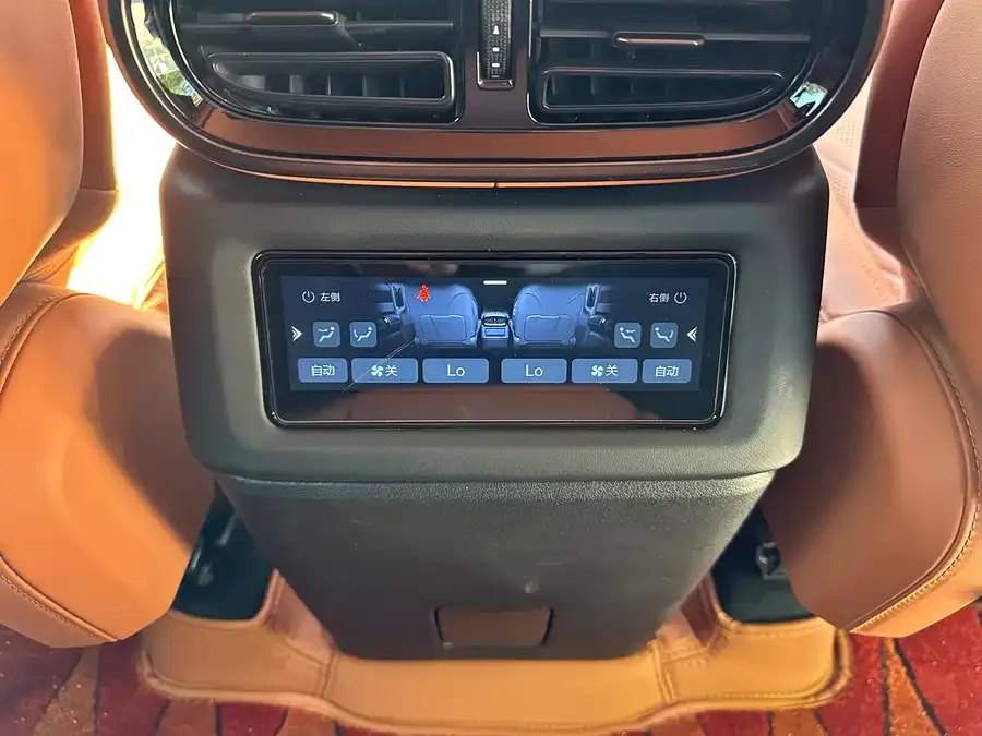 BYD U8 Looking up to U8 2023 Deluxe Edition 2023 — миниатюра 4