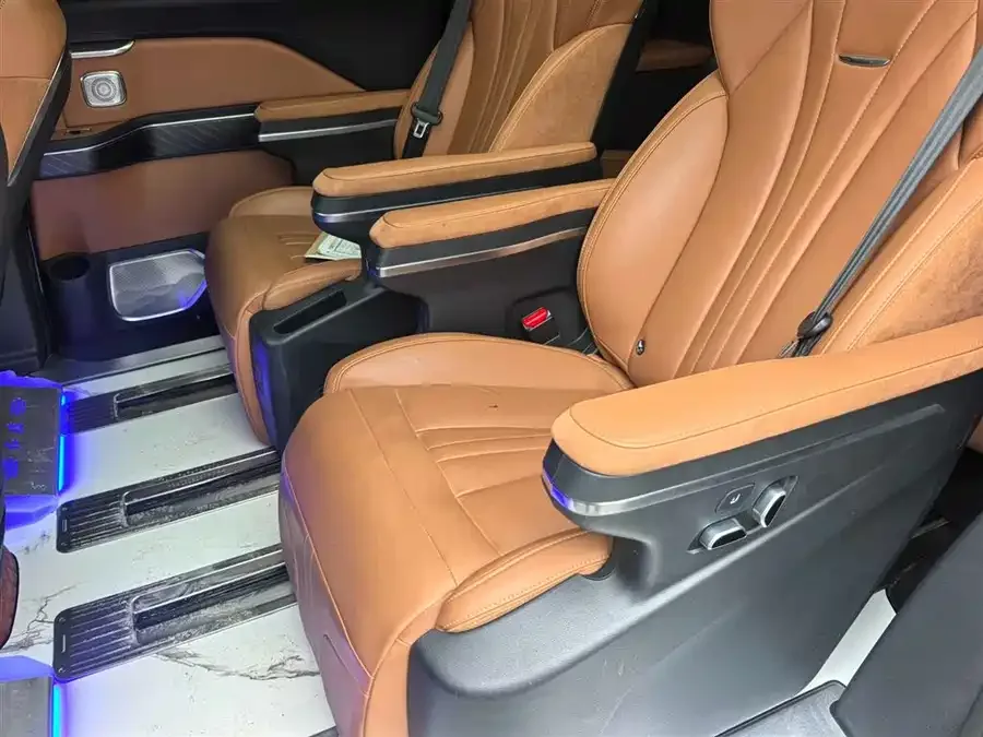Hongqi HQ9 PHEV Hongqi HQ9 PHEV 2024 2.0T 4WD Business Edition 2025 — миниатюра 2
