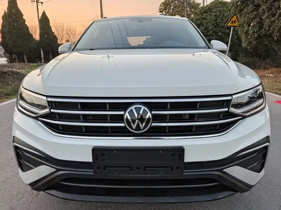 Volkswagen Tiguan L Tiguan L 2022 330TSI Automatic 2WD Comfort Edition 2022 — фото 1, купить с доставкой в Москву