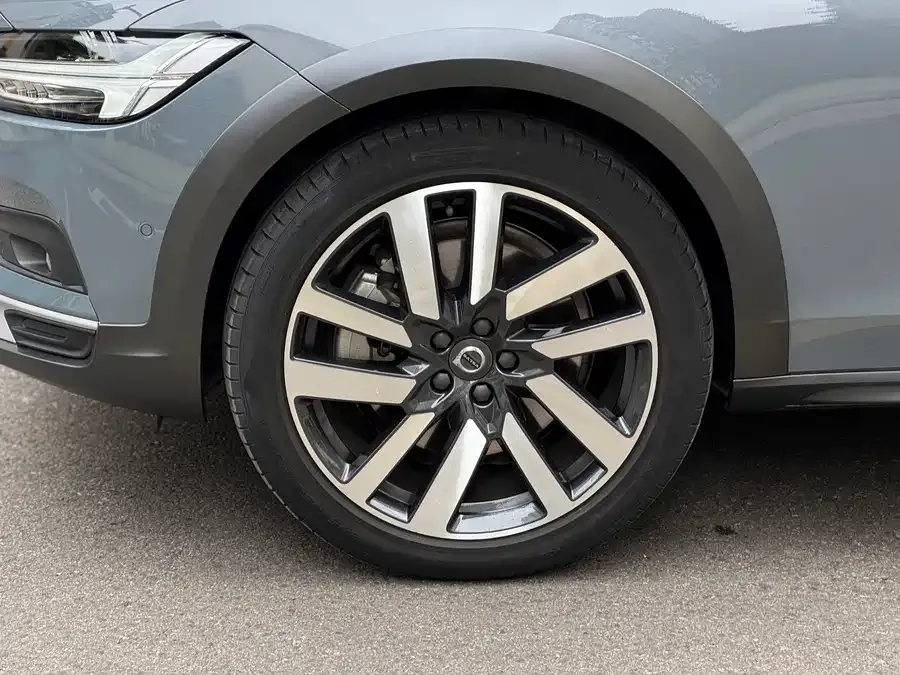 Volvo V90 2023 Cross Country B5 AWD Premium Edition 2023 — миниатюра 2