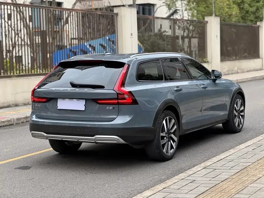Volvo V90 2023 Cross Country B5 AWD Premium Edition 2023 — миниатюра 3