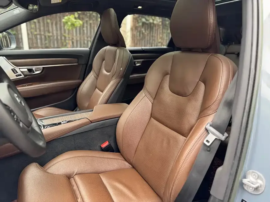 Volvo V90 2023 Cross Country B5 AWD Premium Edition 2023 — миниатюра 4