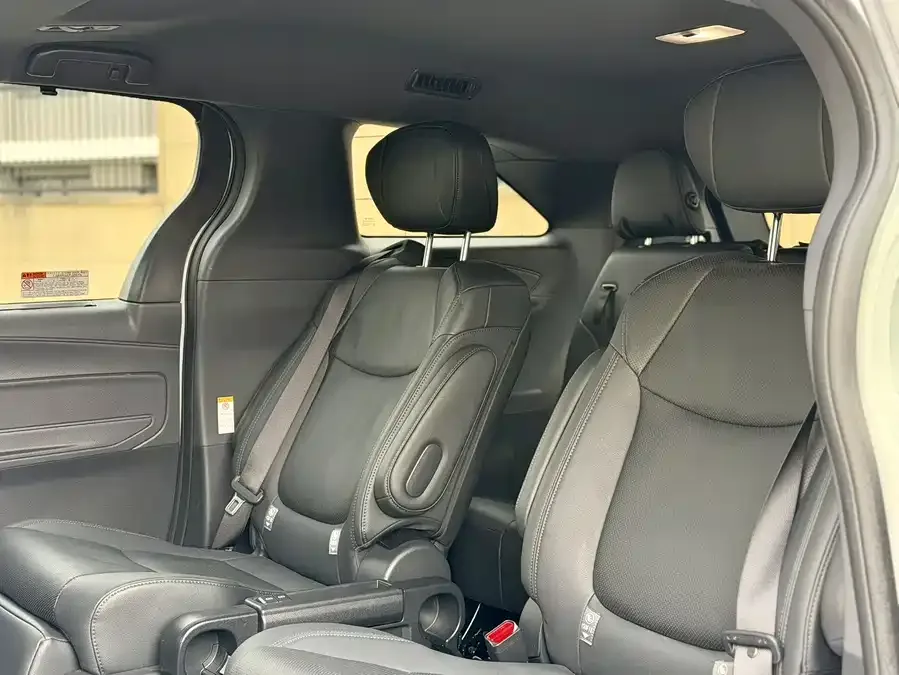 Toyota Sienna SIENNA 2023 2.5L Hybrid Premium Edition 2024 — миниатюра 3