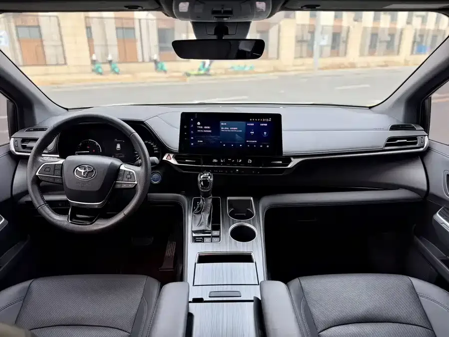 Toyota Sienna SIENNA 2023 2.5L Hybrid Premium Edition 2024 — миниатюра 4