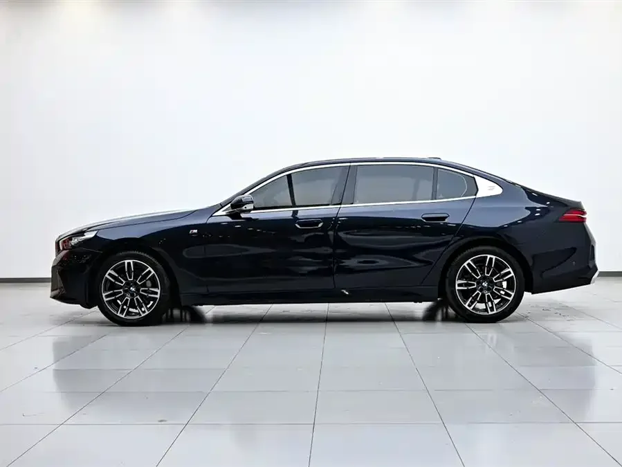 BMW 5 Series BMW 5 Series 2024 530Li Leading M Sports Package 2024 — миниатюра 2