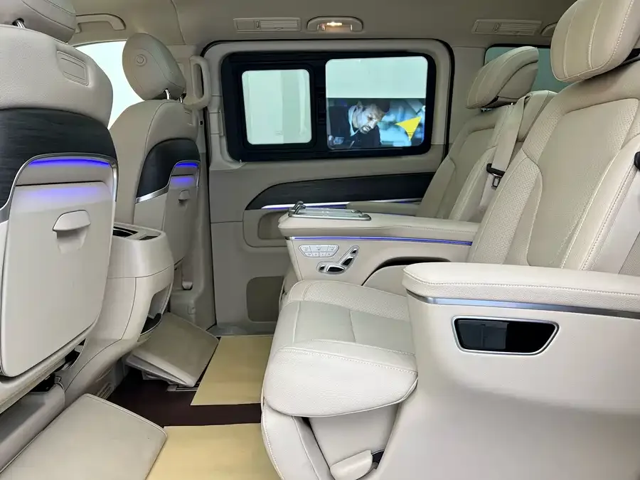 Mercedes-Benz Class V Mercedes-Benz V-Class 2024 V 300 Premium Edition 2025 — миниатюра 3