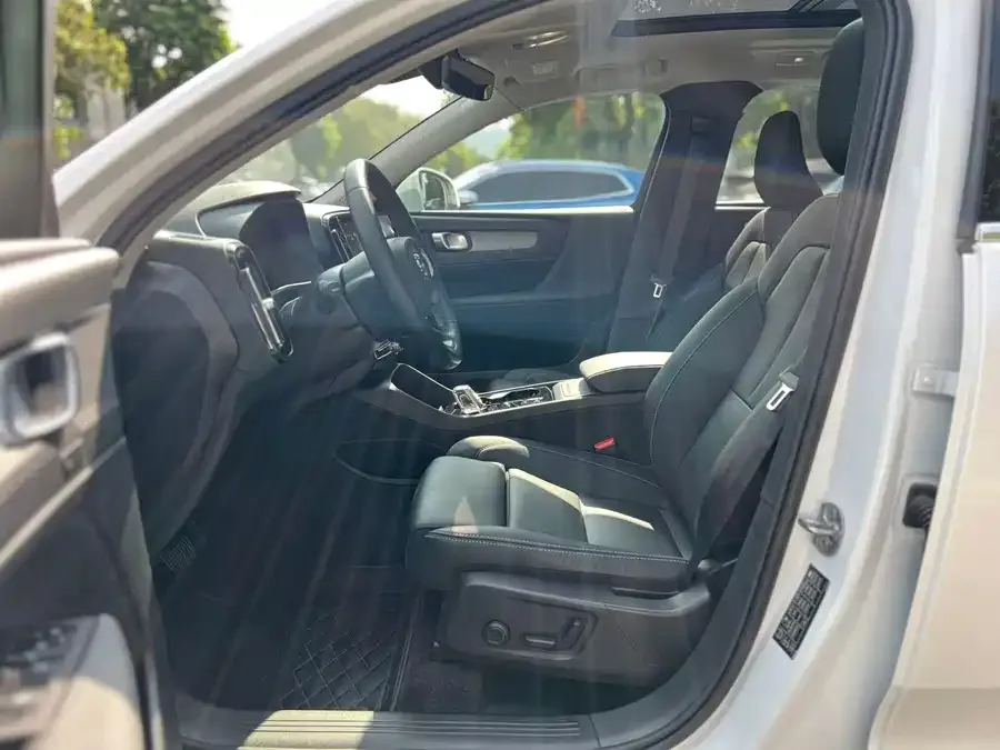 Volvo XC40 2025 B4 4WD Zhiyuan Luxury Edition 2024 — миниатюра 4