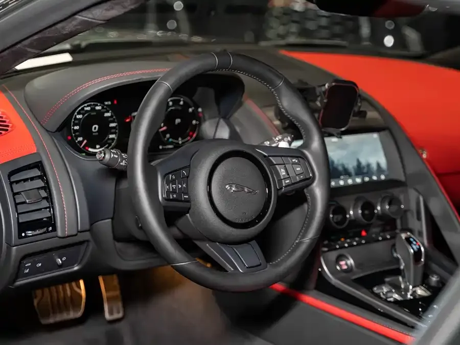 Jaguar F-Type 2024 P300 75th Anniversary Collection Hardtop Edition 2024 — миниатюра 4