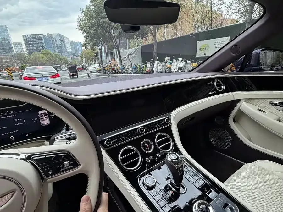 Bentley Continental 2023 Continental 4.0T GT V8 Convertible Yadu Edition 2024 — миниатюра 4