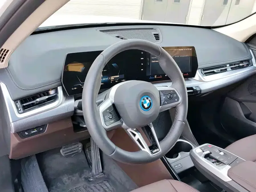 BMW iX1 2023 eDrive25L M Sport Package 2025 — миниатюра 4