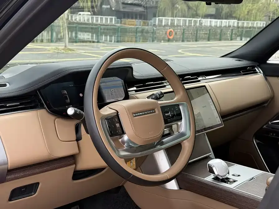 Land Rover Range Rover Range Rover 2024 3.0 L6 400PS Genesis Extended Edition 2024 — миниатюра 3