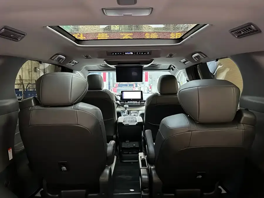 Toyota Granvia Grevia 2022 2.5L Hybrid Flagship Edition 2023 — миниатюра 3