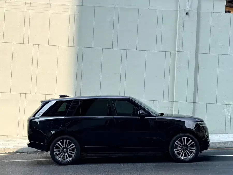 Land Rover Range Rover Range Rover 2023 3.0 L6 400PS Genesis Extended Edition 2023 — миниатюра 2