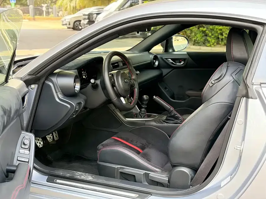 Subaru BRZ 2023 2.4L Manual 10th Anniversary Edition 2023 — миниатюра 3