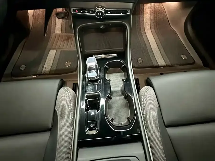 Volvo XC40 2024 B3 Zhiyuan Luxury Edition 2024 — миниатюра 3