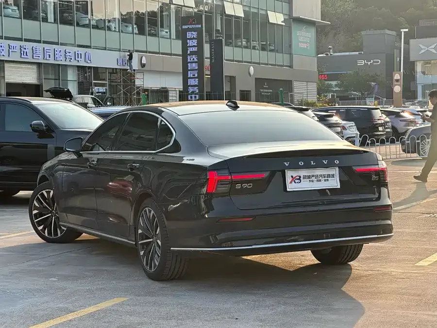 Volvo S90 2026 B5 Zhiyuan Luxury Edition 2025 — миниатюра 3