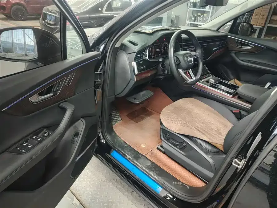 Audi Q7 2022 55 TFSI quattro S line sports model 2023 — миниатюра 4