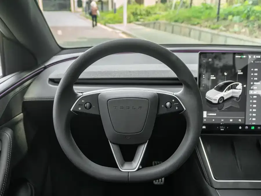 Tesla Model YL Model YL 2025 long-range all-wheel drive version 2025 — миниатюра 3