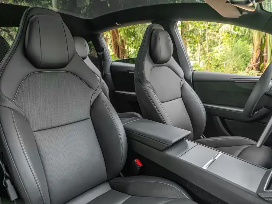 Tesla Model YL Model YL 2025 long-range all-wheel drive version 2025 — миниатюра 4