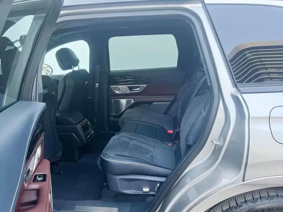 Lincoln Navigator Navigator 2025 2.0T AWD Presidential Hybrid Edition 2025 — миниатюра 3