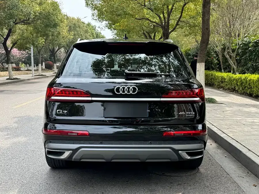 Audi Q7 2023 45 TFSI quattro S line sports model 2023 — миниатюра 2