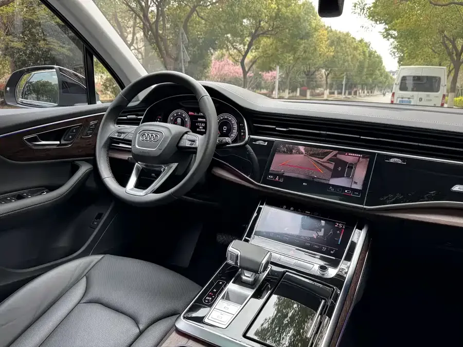 Audi Q7 2023 45 TFSI quattro S line sports model 2023 — миниатюра 4