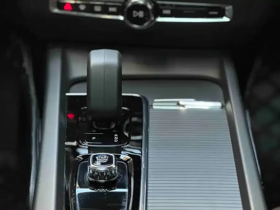 Volvo S60 2023 B4 Zhiyuan Luxury Edition 2023 — миниатюра 4