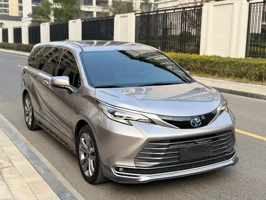 Toyota Sienna SIENNA 2023 2.5L Hybrid Premium Edition 2023 — миниатюра 2