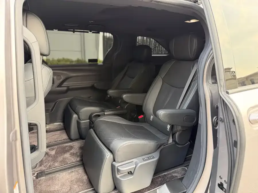 Toyota Sienna SIENNA 2023 2.5L Hybrid Premium Edition 2023 — миниатюра 3