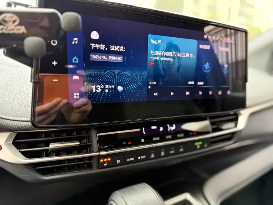 Toyota Sienna SIENNA 2023 2.5L Hybrid Premium Edition 2023 — миниатюра 4