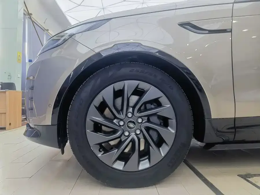 Land Rover finds Discover the 2023 360PS R-Dynamic S 2022 — миниатюра 4
