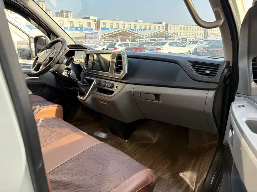 Maxus Xintu V80 Xintu V80 2024 facelifted Aoyuntong 6MT long wheelbase mid-top 147PS 6/7/8/9 seats 2024 — миниатюра 2